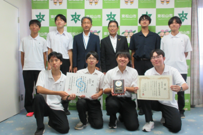 表敬訪問：松山高校新聞部の画像です。