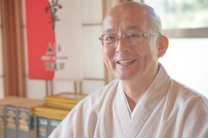 講演の講師である村井惇匡氏のカラー写真