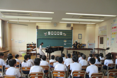  小学校アウトリーチ事業「アーティスト in school」の画像です。