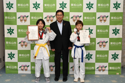 表敬訪問：大角地里選手・高橋佳菜選手の画像です。