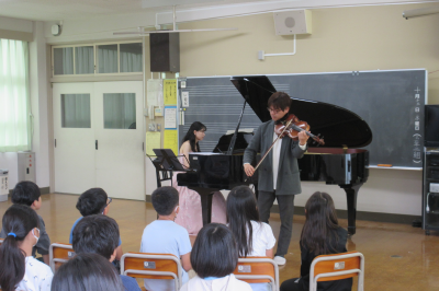  小学校アウトリーチ事業「アーティスト in school」の画像です。