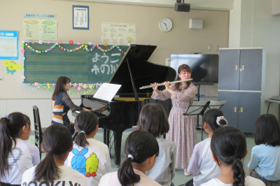 小学校アウトリーチ事業「アーティスト in school」の画像です。