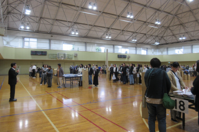  第48回日本ｽﾘｰﾃﾞｰﾏｰﾁ記念品袋詰め作業の画像です。