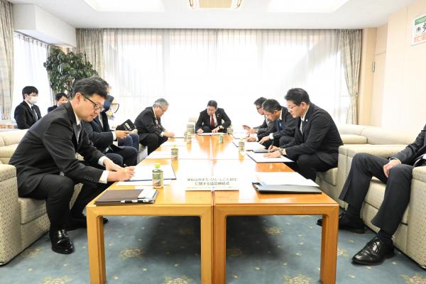 協定書にサインをしている画像