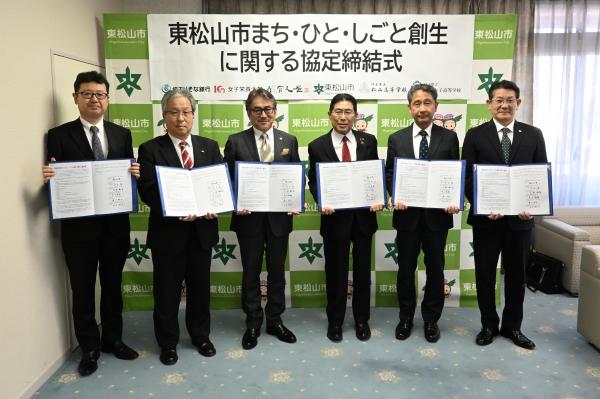 パネルボードの前に並んでいる画像