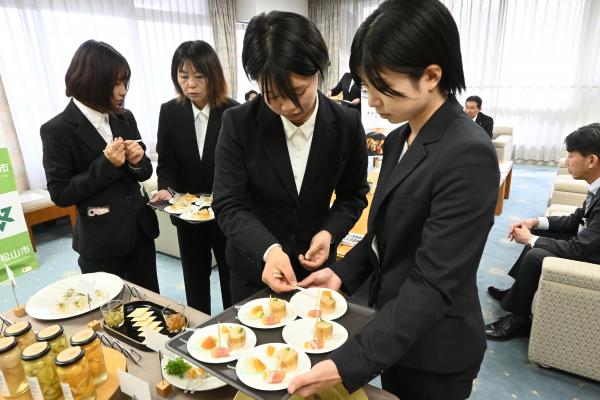 学生が新商品を盛り付けている画像
