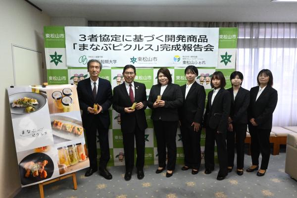 パネルボードの前に並んでいる画像