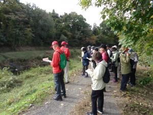 地層の説明を聞く
