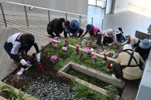 東松山市総合会館外階段