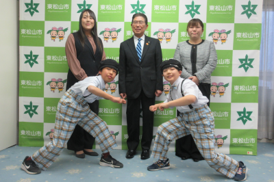 表敬訪問：小峯さん、村串さんの画像です。