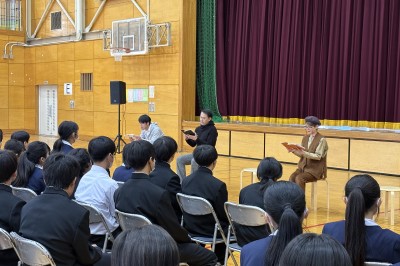 中学校アウトリーチ事業アーティスト in school　リーディング企画「ファミリアー」の画像です。
