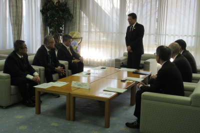 東松山市企業版ふるさと納税による寄附　感謝状贈呈式（株式会社すかいらーくホールディングス）の画像です。