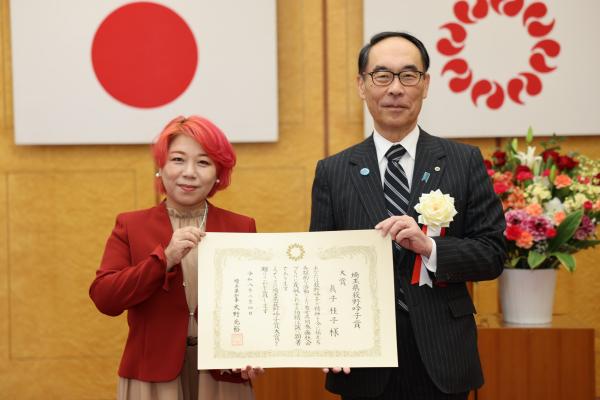 県知事と桂子さんの画像