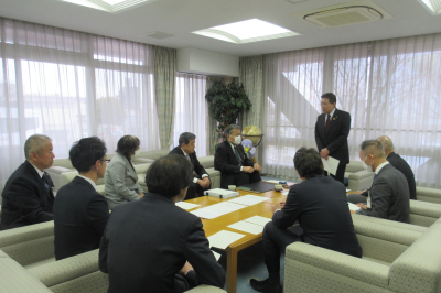 プラスチック類残渣焼却に係る確認書、クリーンセンターの存続に係る変更協定書及び覚書の調印式の写真です。
