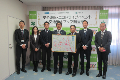  「安全運転・エコドライブイベント」交通安全マップ贈呈式の画像です。