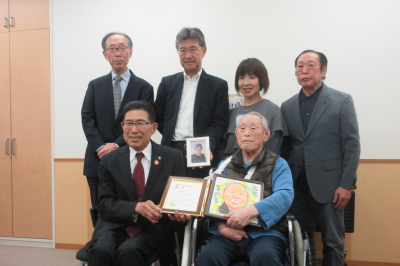百寿記念品贈呈の画像です。