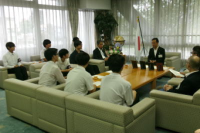 表敬訪問:松山高校新聞部の画像です。