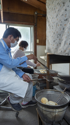 石田せんべい工房の様子。手焼きせんべいを作っている