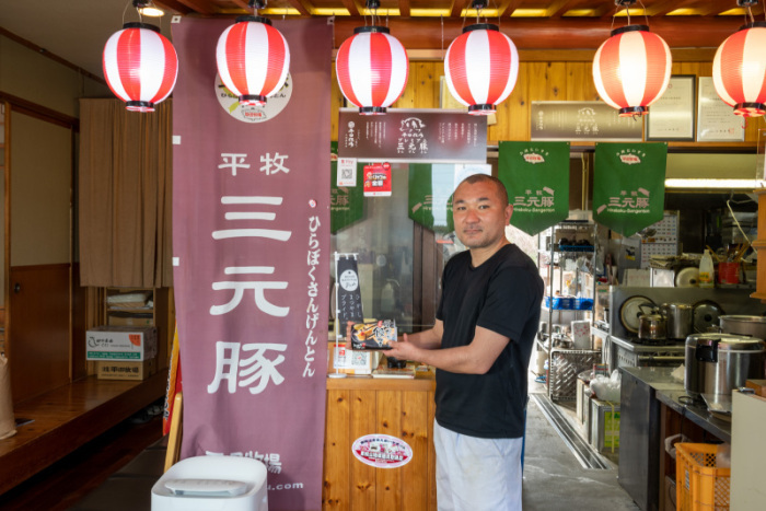 みそだれ餃子を紹介する磯部さん