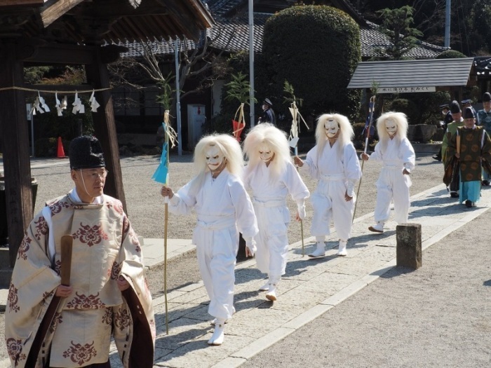 初午祭で行われる火伏神事の様子。