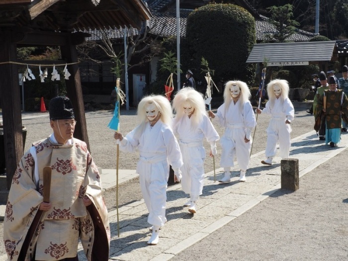 初午祭で行われる火伏神事の様子。