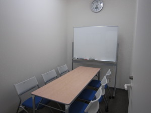 会議室1の様子。6人程度で利用できる広さです