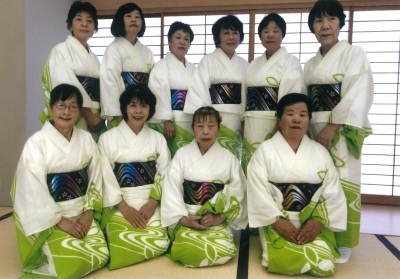 高坂民謡会の会員の集合写真