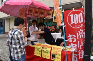 とんかつぼたんさんの販売風景