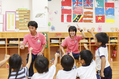 カツリキが子どもたちと歌遊びをしている様子