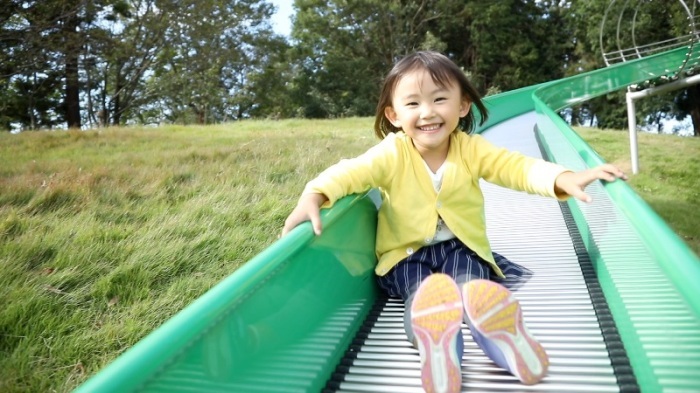 滑り台で遊ぶ女の子の写真