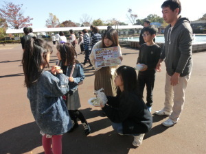 学生が試食配布する様子の画像4