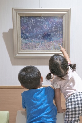 絵を見る子どもたち