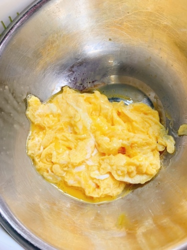 軽く炒められた卵が一旦取り出されたときの画像