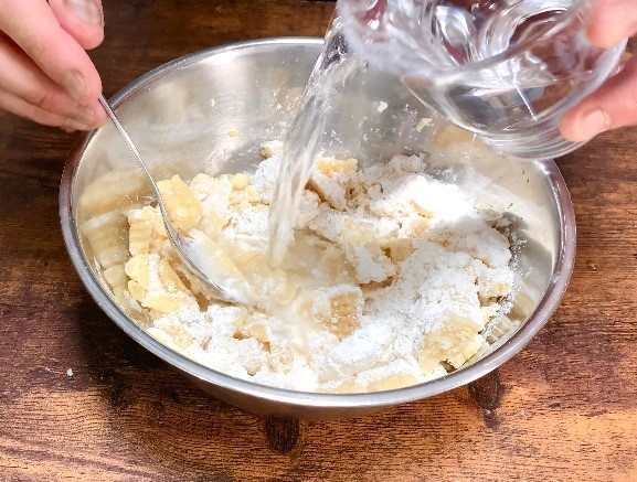パルメザンチーズ、塩こしょうを加える画像