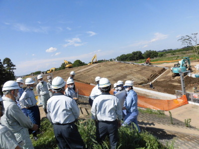 河川堤防決壊箇所の復旧工事を視察