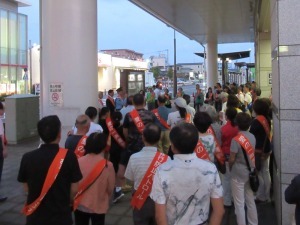 東松山駅の出発式ボランティアの様子