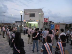 高坂駅出発式のボランティア