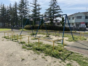 新宿町児童公園のブランコ