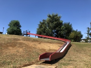 どんぐりやま公園にあるローラー滑り台の写真
