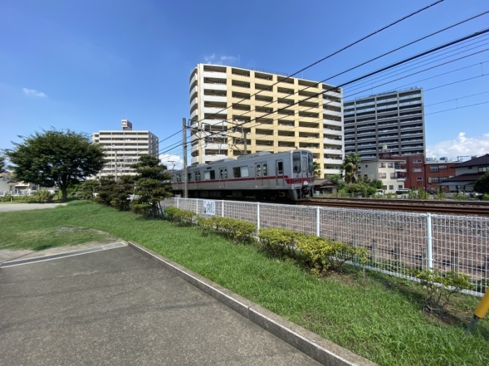 まきの木公園から見た電車の写真