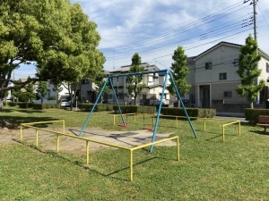 六反町児童公園のブランコ