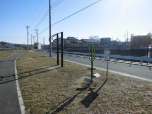 市野川堤防散策路健康遊具