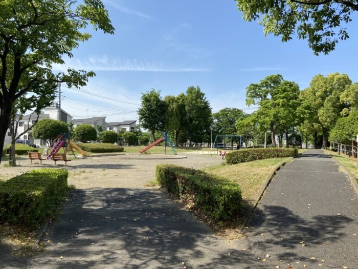 御茶山町児童公園の園路