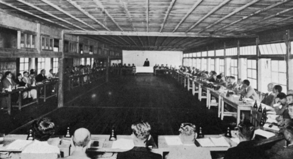 1954年の初市議会の写真
