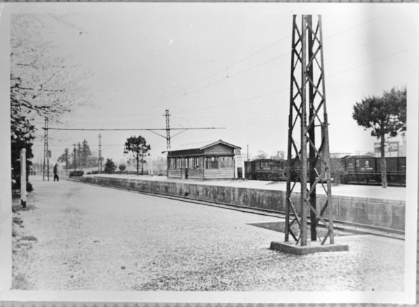 1955年の高坂駅ホームの写真