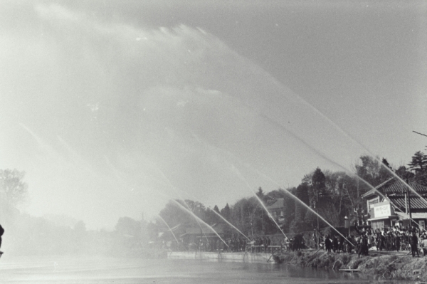 1958年の上沼の放水訓練の写真