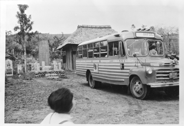 1960年の定期バス・岩殿鳴かずの池の写真