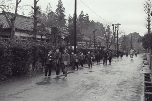 1961年の松山第一小学校通学風景の写真