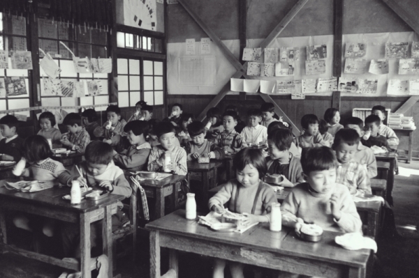 1962年の松山第一小学校食事風景の写真