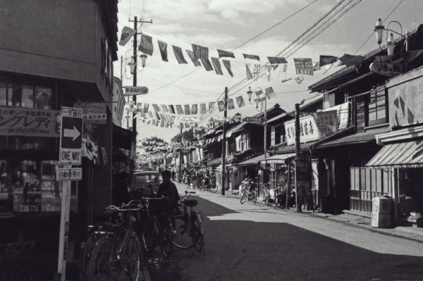 1963年の松葉町八幡さまへの道の写真